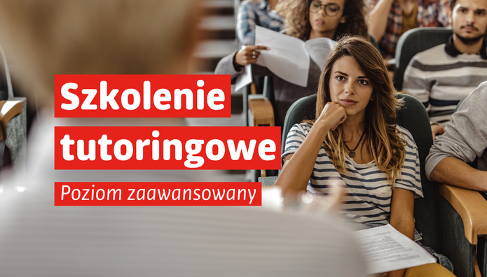 Grafika promująca szkolenie tutoringowe na poziomie zaawansowanym. W tle widoczna jest sala wykładowa ze studentami siedzącymi w rzędach. Na pierwszym planie osoba w koszulce w biało-granatowe paski uważnie słucha, opierając brodę na dłoni i trzymając materiały na kolanach. Po lewej stronie, na czerwonych polach, znajduje się biały napis: „Szkolenie tutoringowe”, a poniżej: „Poziom zaawansowany”.