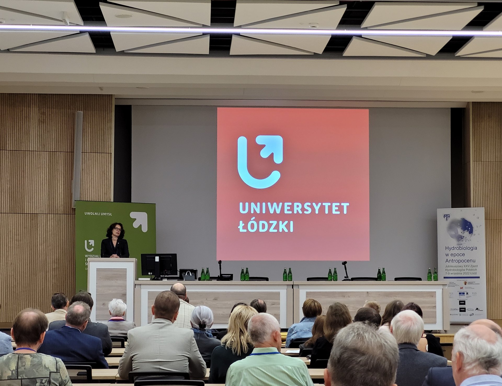 Uczestnicy kongresu słuchający wykładu