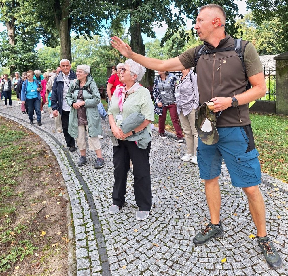 Seniorzy na wycieczce w dolinę Warty i Widawki