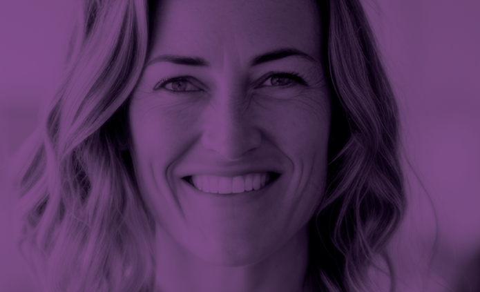 uśmiechnięta kobieta w średnim wieku