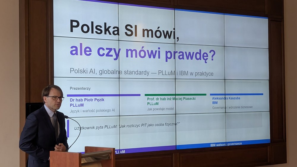 Prof. Piotr Pęzik podczas prezentacji