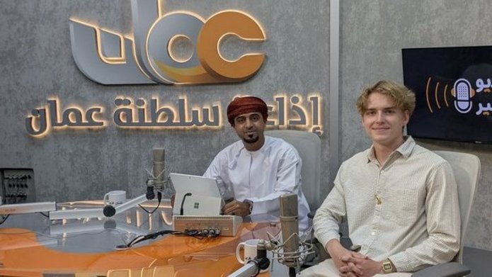 Hieronim Cieślak, student II roku studiów azjatyckich i sekretarz Studencko-Doktoranckiego Koła Naukowego Bliskiego Wschodu „Al-Maszrik” podczas audycji „Bilisan Arabi” 