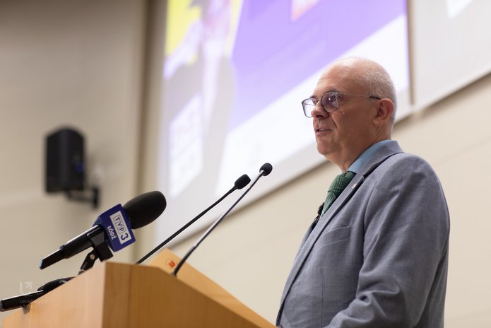 prof. Rektor Zakrzewski przemawia podczas otwarcia Salonu Maturzystów 