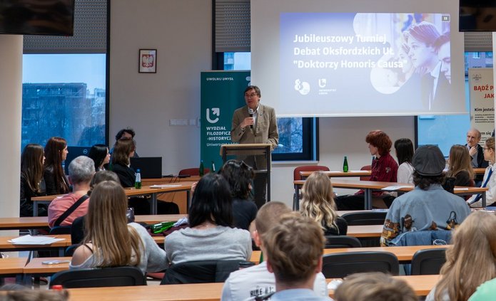 Dziekan i uczestnicy 