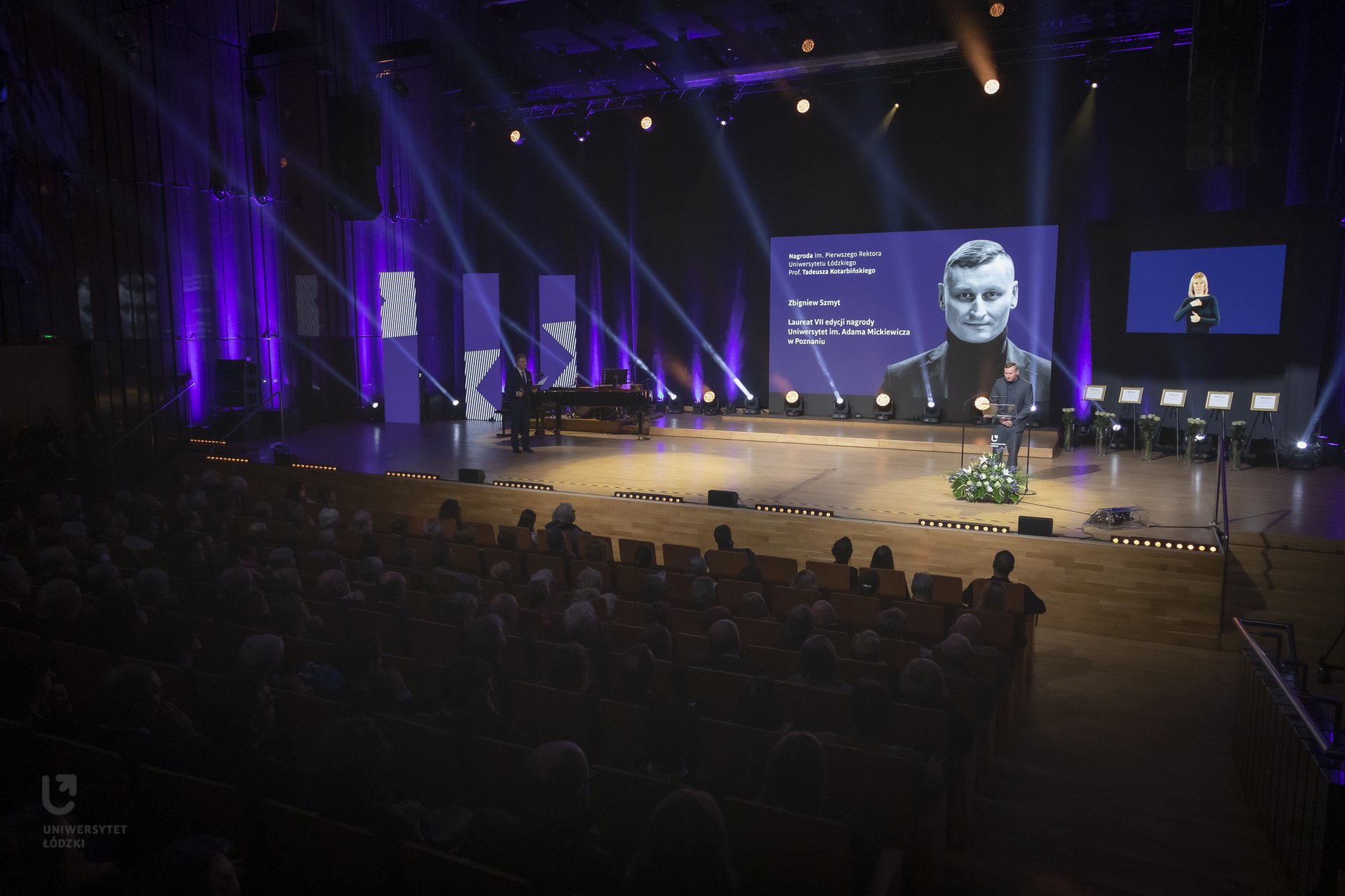 VIII gala wręczenia nagrody - widok na widownię i scenę w filharmonii