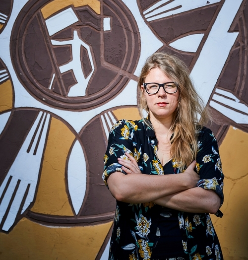 zdjęcie Marii Nowakowskiej na tle graffiti zdjęcie Marii Nowakowskiej na tle graffiti