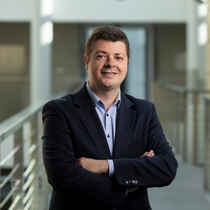 mężczyzna w marynarce