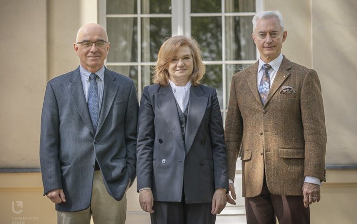 [Translate to English:] Dunajski, rektor, Welfe - pozują na schodach 