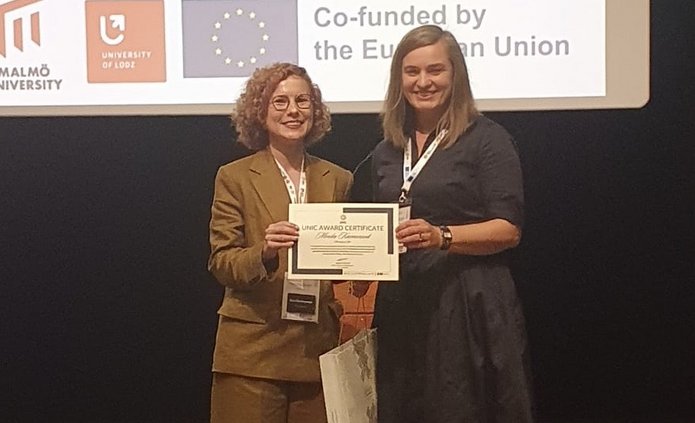 Dr Monika Kaźmierczak receiving the award in Istanbul