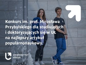 Studentka i student na tle szarej ściany z widocznymi wygrawerowanymi literami. Na pierwszym planie tryskająca woda z fontanny. Studentka i student na tle szarej ściany z widocznymi wygrawerowanymi literami. Na pierwszym planie tryskająca woda z fontanny.