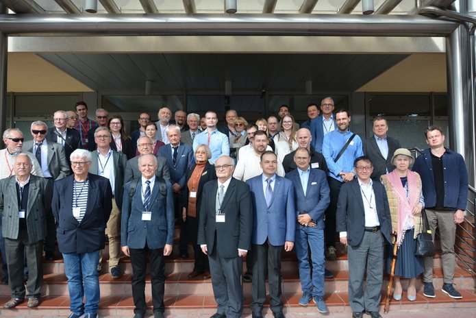 zbiorowe zdjęcie uczestników Jubileuszu 50-lecia KFCS przed wejściem na Wydział