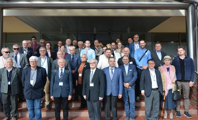 zbiorowe zdjęcie uczestników Jubileuszu 50-lecia KFCS przed wejściem na Wydział