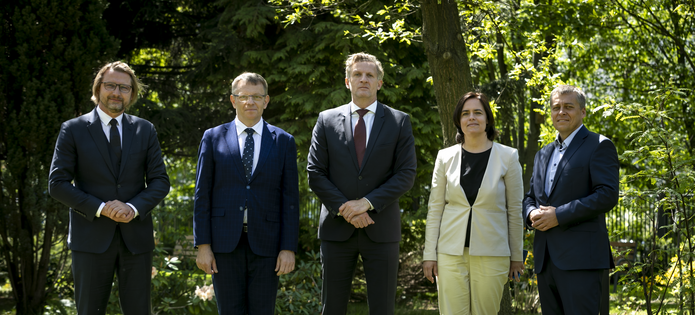 Sygnatariusze listu intencyjnego w sprawie współpracy gminy Stare Babice i WBiOŚ UŁ