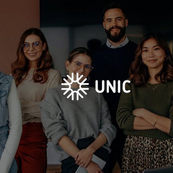 grupa uśmiechniętych ludzi o różnych kolorach skóry 