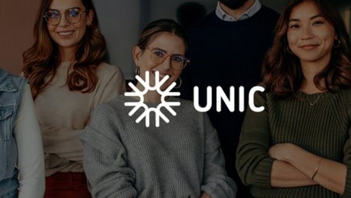 grupa uśmiechniętych ludzi o różnych kolorach skóry 