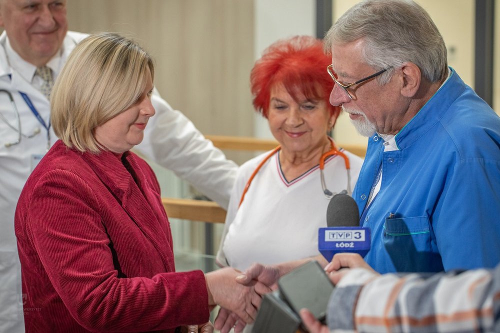 Przekazanie miodu z pasieki UŁ pacjentom szpitala im. Kopernika