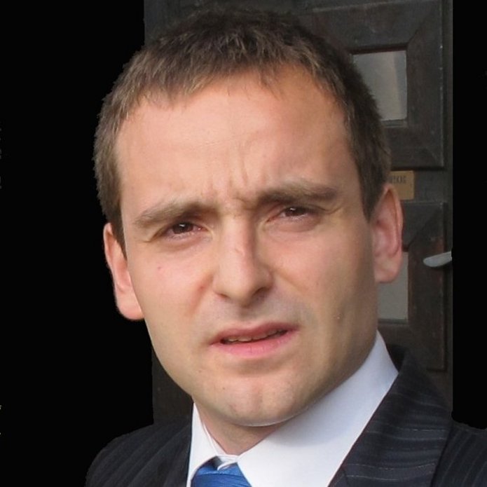 mężczyzna w białej koszuli i marynarce