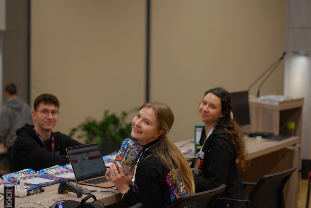3 students wearing T-shirts of the WOŚP UniLodz Staff