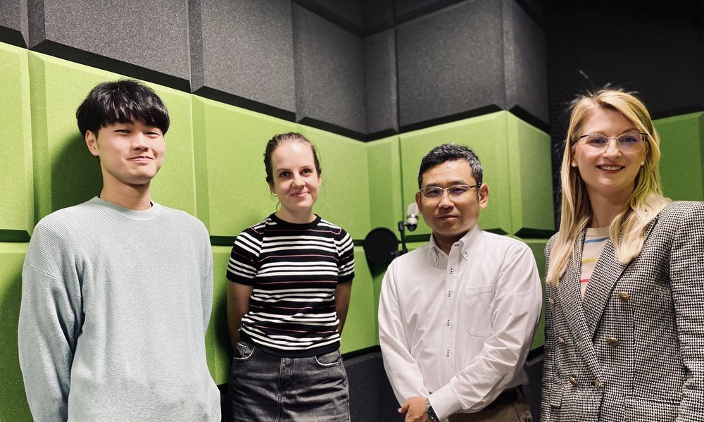 członkowie delegacji z Uniwersytetu w Kobe i prof. Magdalena Urbaniak w studio nagrań 