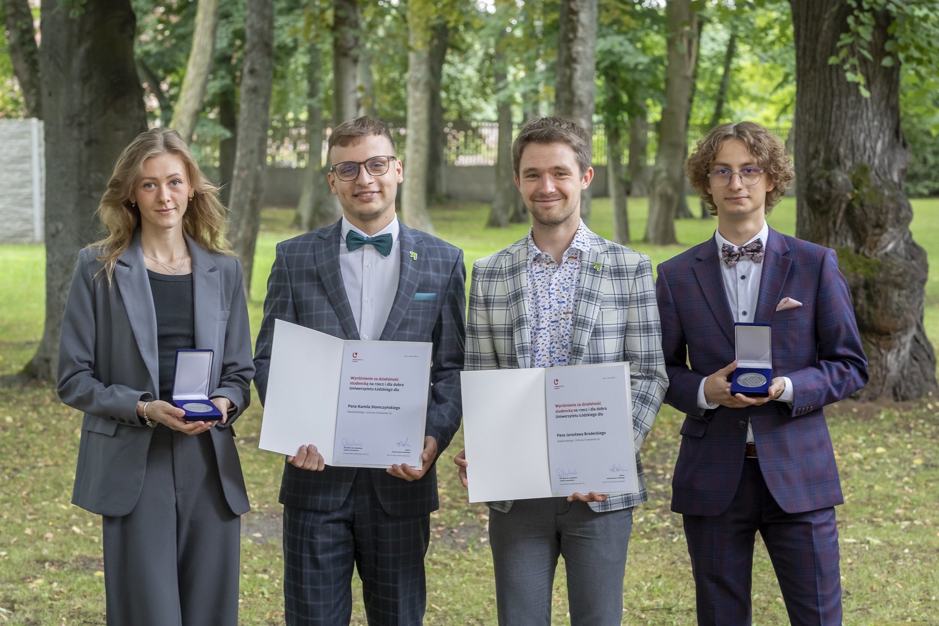 laureaci po uroczystości w ogrodzie Pałacu Biedermanna