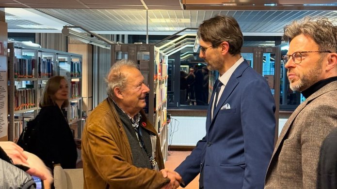 Zdjęcie ze spotkania, Rektor Uniwersytetu Łódzkiego podaje rękę Adamowi Michnikowi