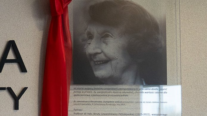 Tablica poświęcona pamięci prof. Lewaszkiewicz-Petrykowskie