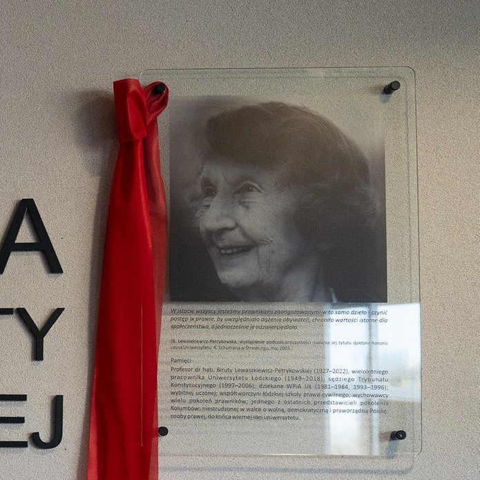 Tablica poświęcona pamięci prof. Lewaszkiewicz-Petrykowskie