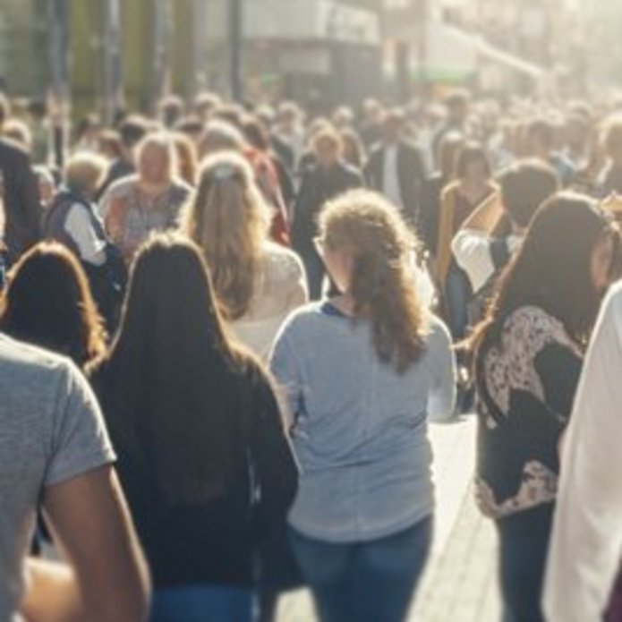 Zdjęcie ludzi idących ulicą