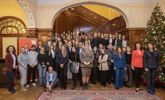 Zdjęcie grupowe uczestników XIII edycji programu mentoringowego