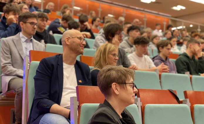 uczestnicy sympozjum na auli, na pierwszym tle dr hab. Małgorzata Wrzesień, prof. UŁ - Prorektor ds. Kształcenia UŁ