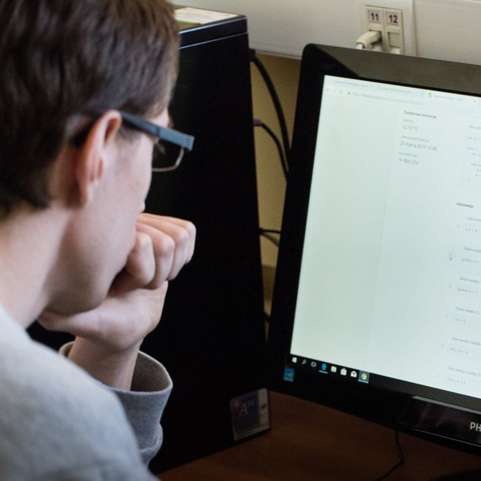 Mężczyzna przed monitorem komputera