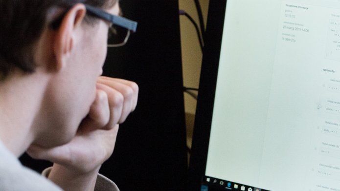Mężczyzna przed monitorem komputera
