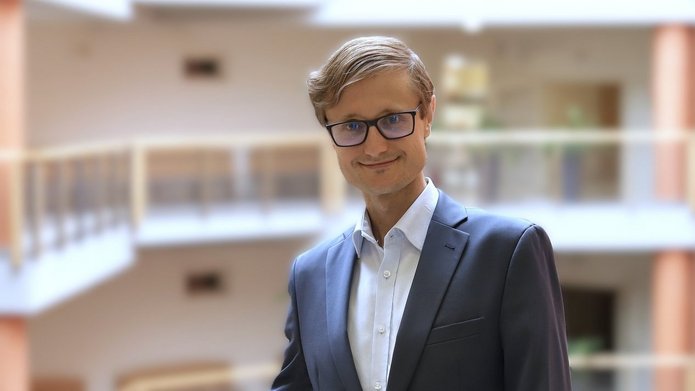 a portrait photo of Dr Piotr Sosnowski