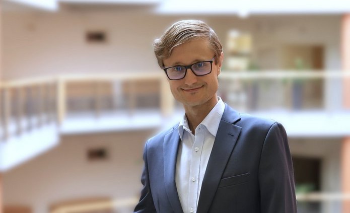 a portrait photo of Dr Piotr Sosnowski