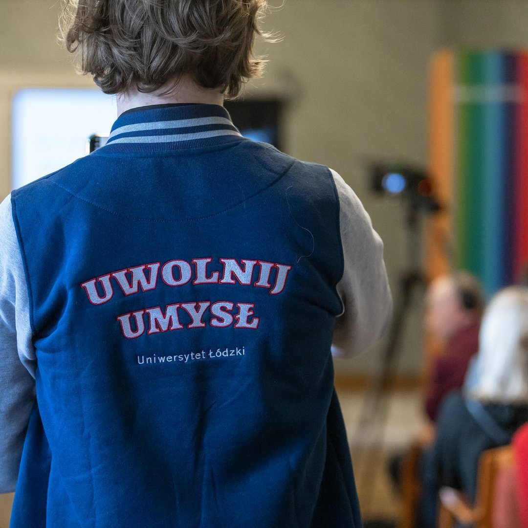 Osoba w bluzie Uwolnij Umysł
