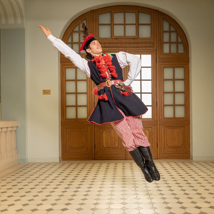 tancerz sfotografowany podczas podskoku