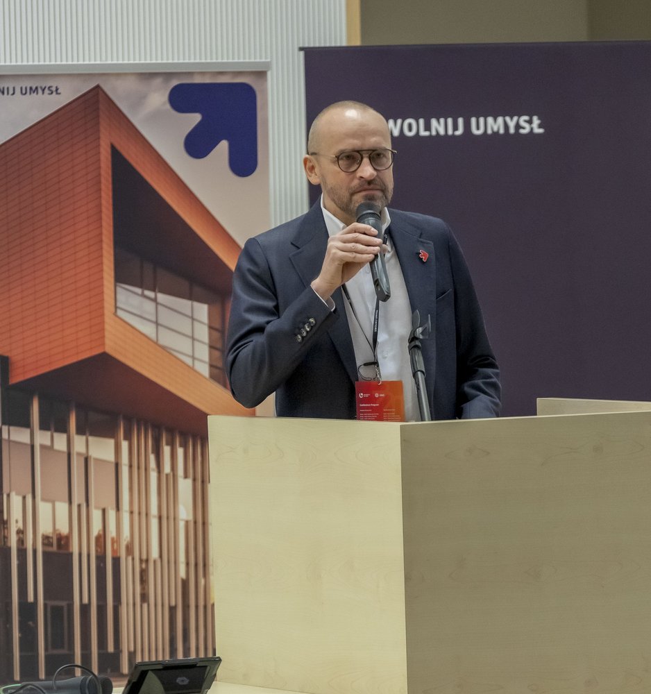 Prof. Lukasz Bogucki welcoming the gathered guests