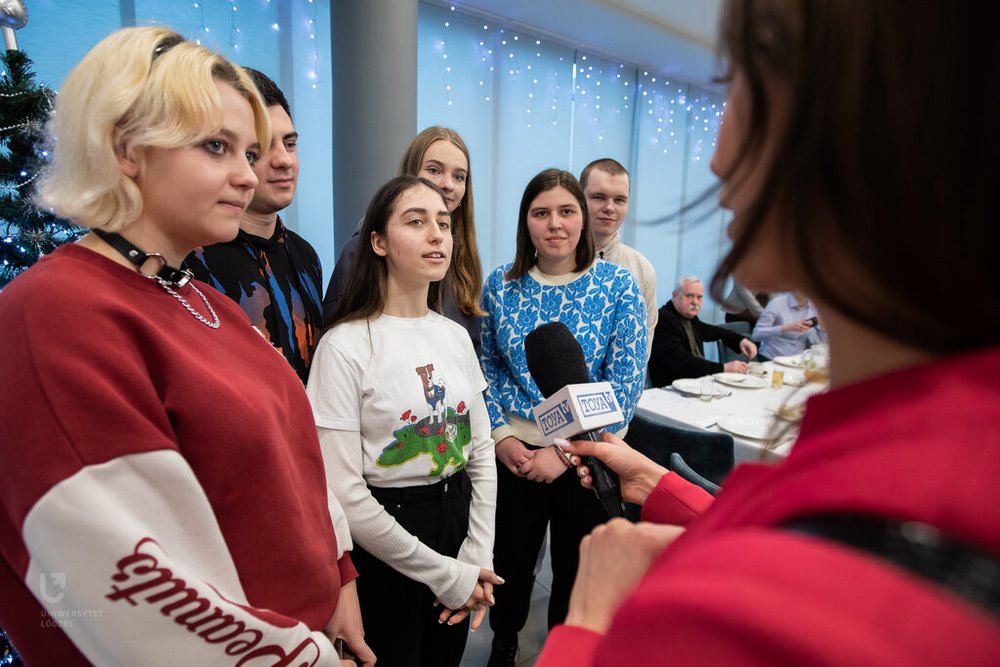 grupa studentów podczas wywiadu do telewizji TOYA