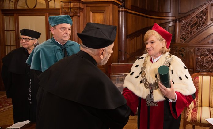 Pani rektor z uczestnikami odnowienia doktoratów