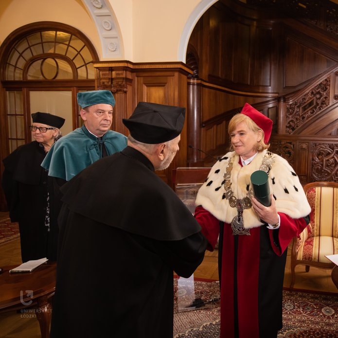 Pani rektor z uczestnikami odnowienia doktoratów