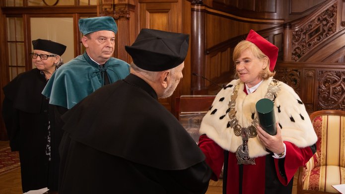 Pani rektor z uczestnikami odnowienia doktoratów