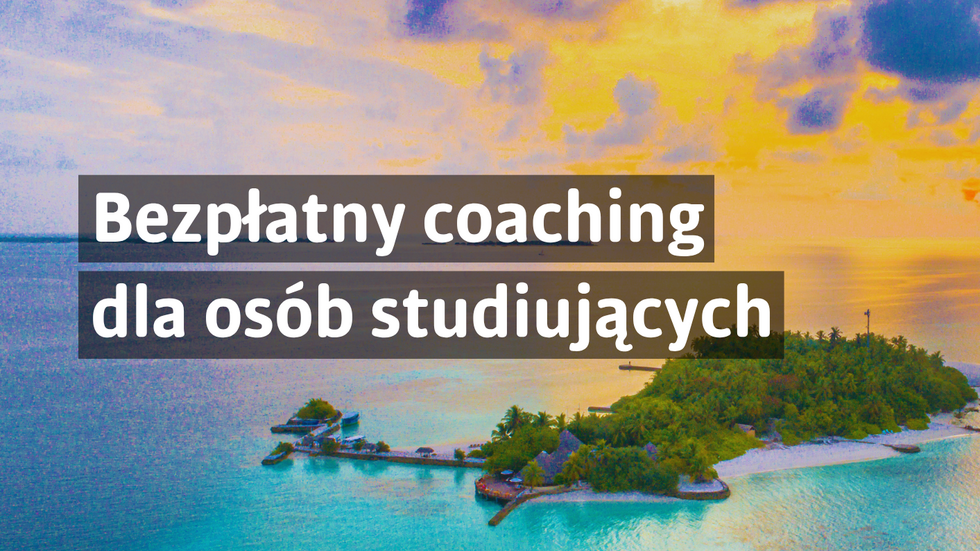 Grafika promująca bezpłatny coaching dla osób studiujących. W tle widoczny jest tropikalny krajobraz z wyspą otoczoną turkusową wodą oraz zachodem słońca. Na środku umieszczono napis: „Bezpłatny coaching dla osób studiujących”.