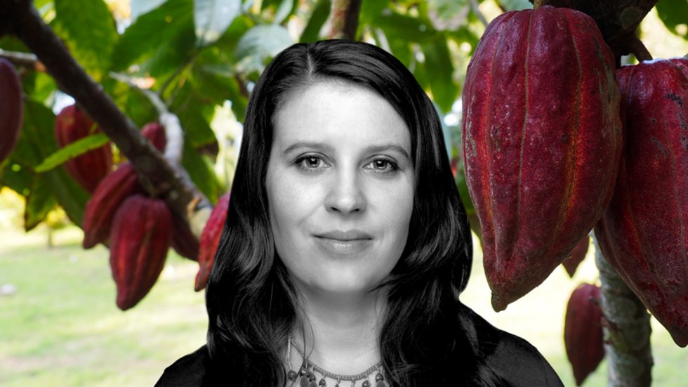 Dr Izabela Stachowicz na tle owoców kakaowca