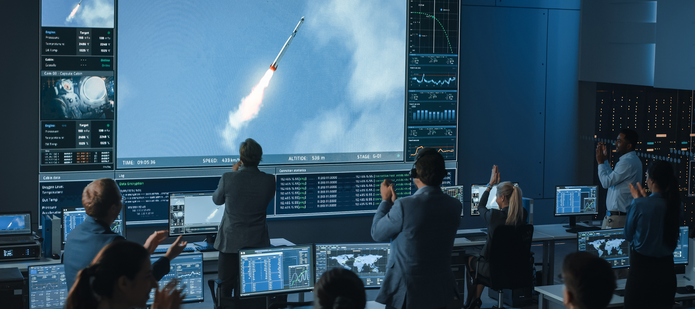 naukowcy obserwują start rakiety