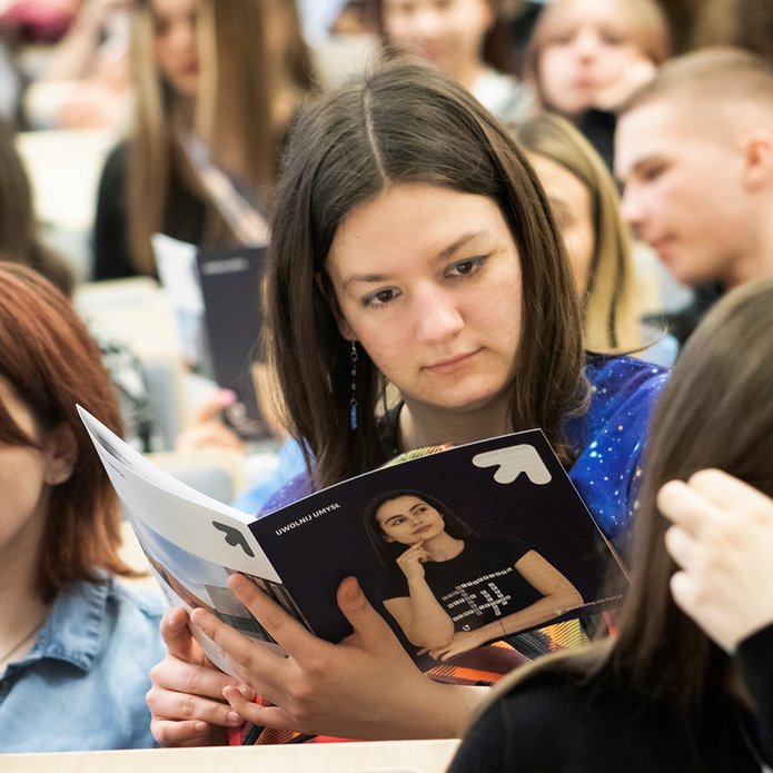 Osoba przeglądająca ulotkę