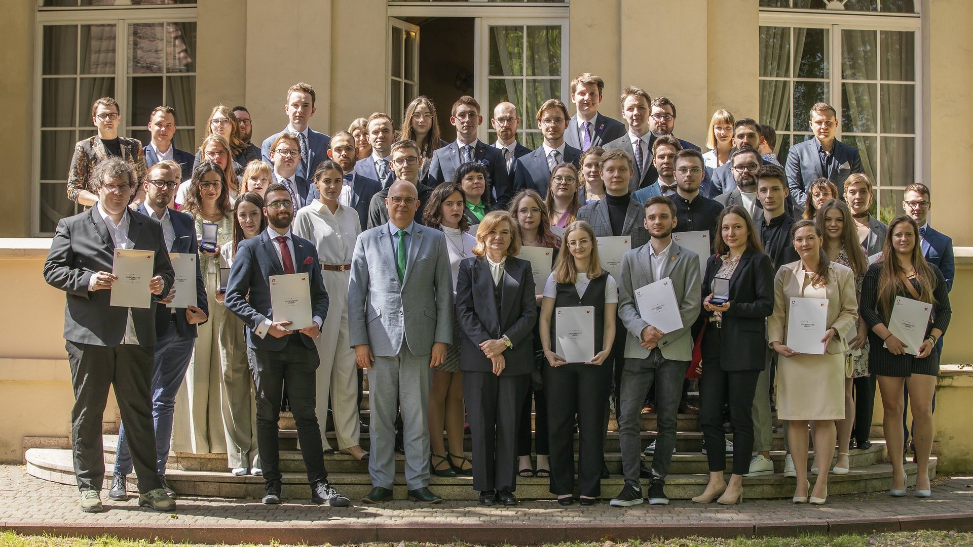 A group of awardees and the authorities of the University of Lodz in the courtyard of the Biedermann's Palace