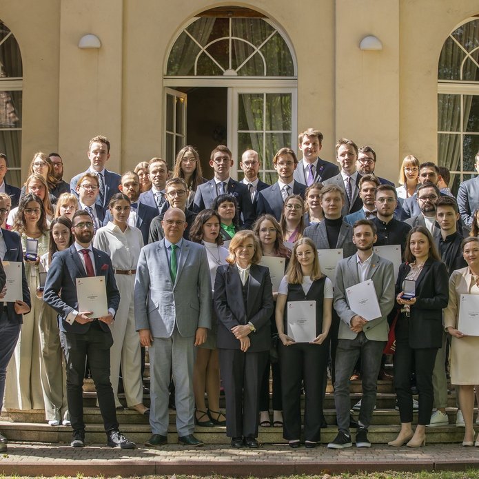 Grupa nagrodzonych i władze UŁ na dziedzińcu Pałacu Biedermanna 