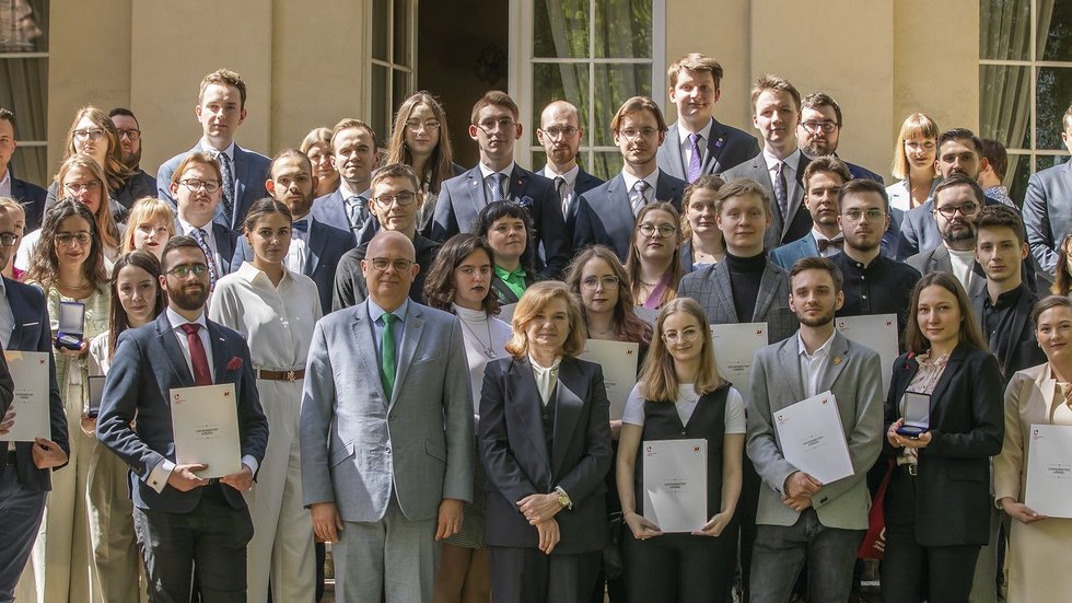 A group of awardees and the authorities of the University of Lodz in the courtyard of the Biedermann's Palace
