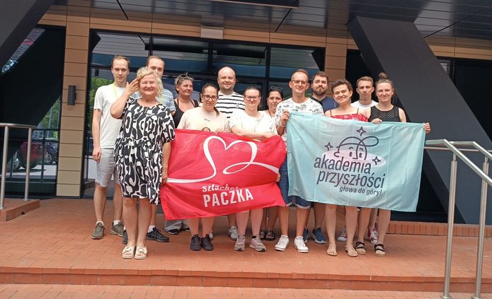 pozowanie grupy ludzi do zdjęcia