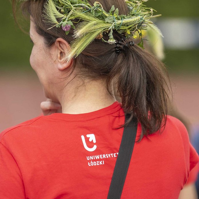 Kobieta w wianku w koszulce UniLodz